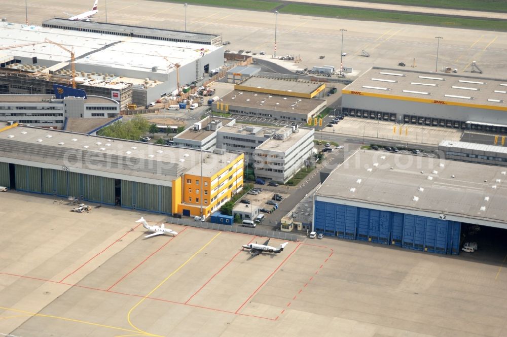 Köln from the bird's eye view: Runway with hangar taxiways and terminals on the grounds of the airport in the district Grengel in Cologne in the state North Rhine-Westphalia, Germany