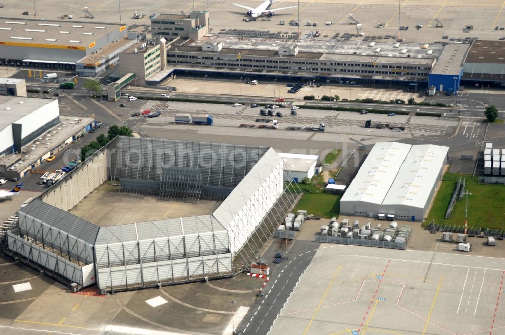 Aerial photograph Köln - Runway with hangar taxiways and terminals on the grounds of the airport in the district Grengel in Cologne in the state North Rhine-Westphalia, Germany