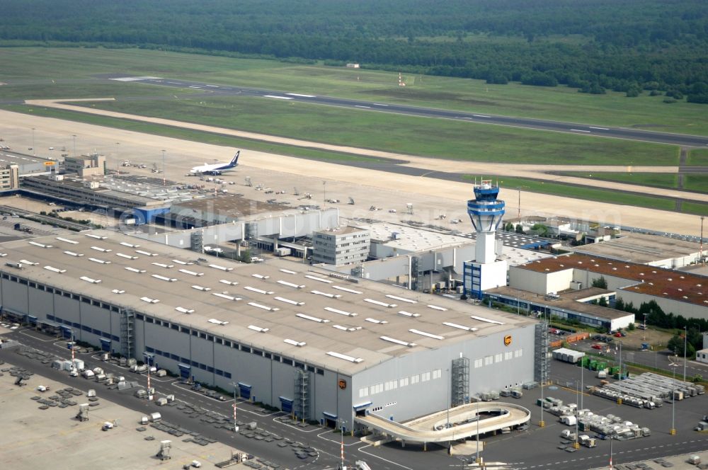 Köln from the bird's eye view: Runway with hangar taxiways and terminals on the grounds of the airport in the district Grengel in Cologne in the state North Rhine-Westphalia, Germany