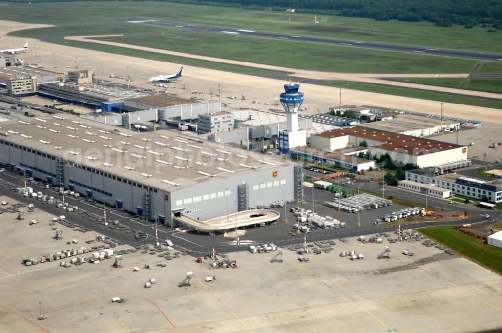 Aerial image Köln - Runway with hangar taxiways and terminals on the grounds of the airport in the district Grengel in Cologne in the state North Rhine-Westphalia, Germany