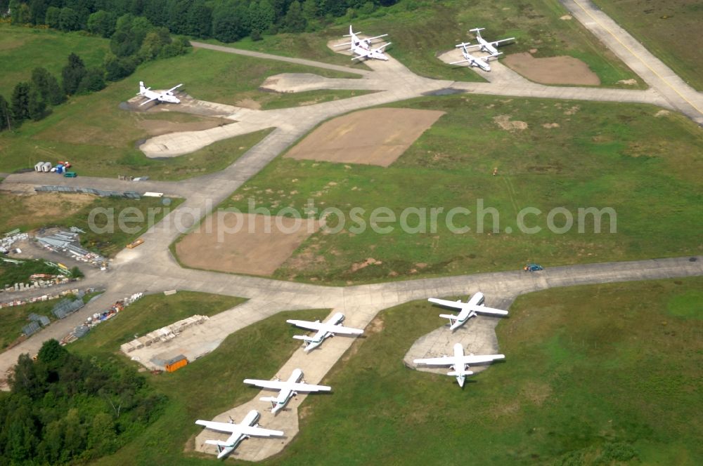 Aerial photograph Köln - Runway with hangar taxiways and terminals on the grounds of the airport in the district Grengel in Cologne in the state North Rhine-Westphalia, Germany