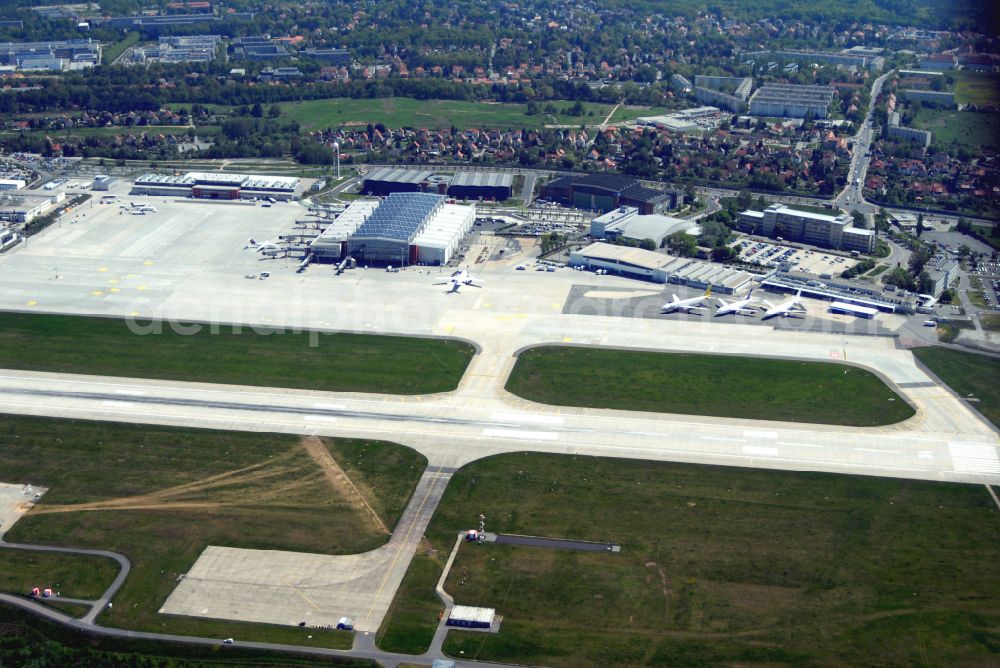 Dresden from the bird's eye view: Runway with hangar taxiways and terminals on the grounds of the airport in the district Klotzsche in Dresden in the state Saxony, Germany