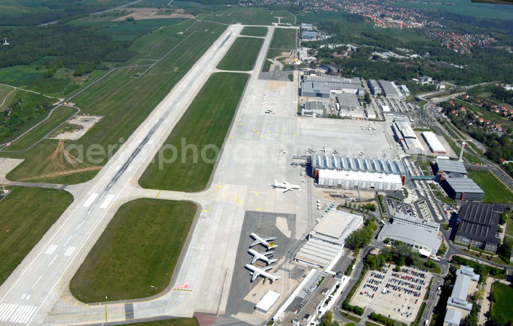 Aerial photograph Dresden - Runway with hangar taxiways and terminals on the grounds of the airport in the district Klotzsche in Dresden in the state Saxony, Germany