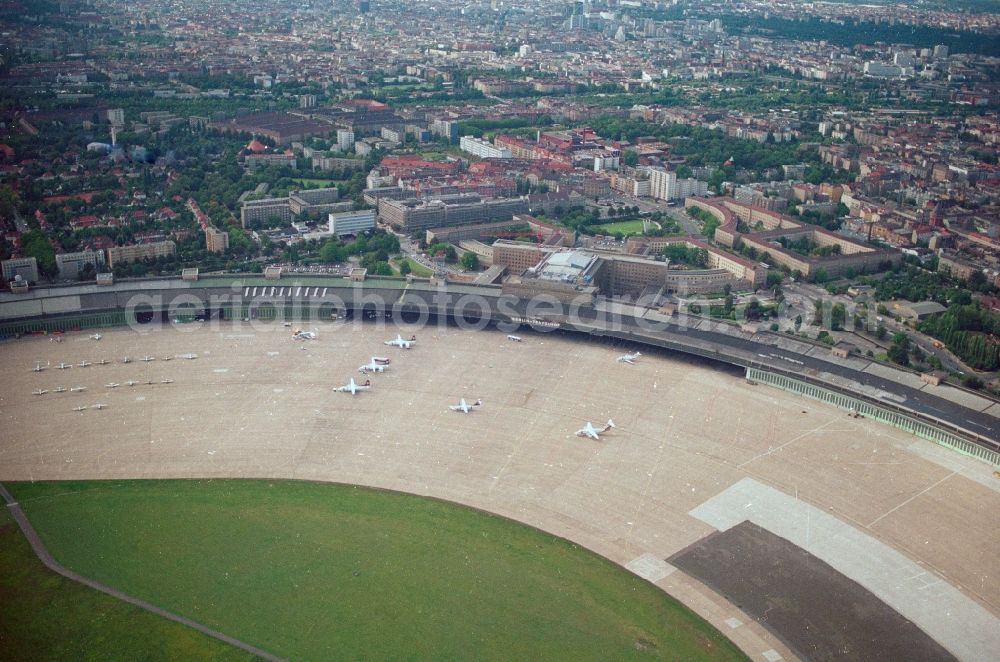 Berlin from the bird's eye view: Runway with hangar taxiways and terminals on the grounds of the airport in the district Tempelhof in Berlin