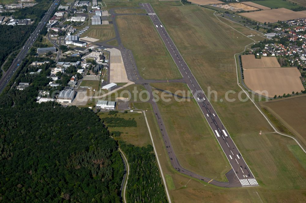 Braunschweig from the bird's eye view: Runway with hangar taxiways and terminals on the grounds of the airport in the district Waggum in Brunswick in the state Lower Saxony, Germany