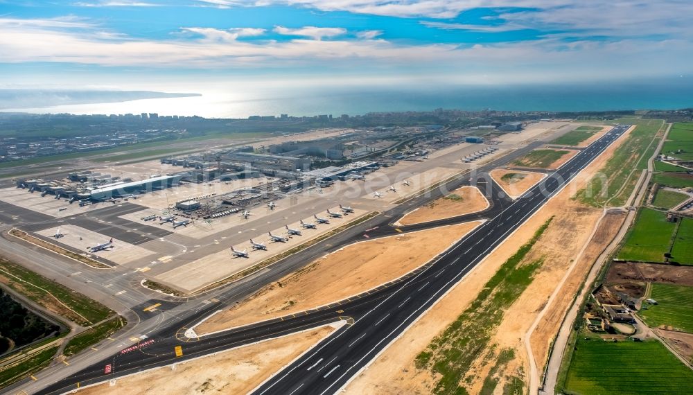 Aerial photograph Palma - Runway with hangar taxiways and terminals on the grounds of the airport Palma de Mallorca in Palma in Balearische Insel Mallorca, Spain