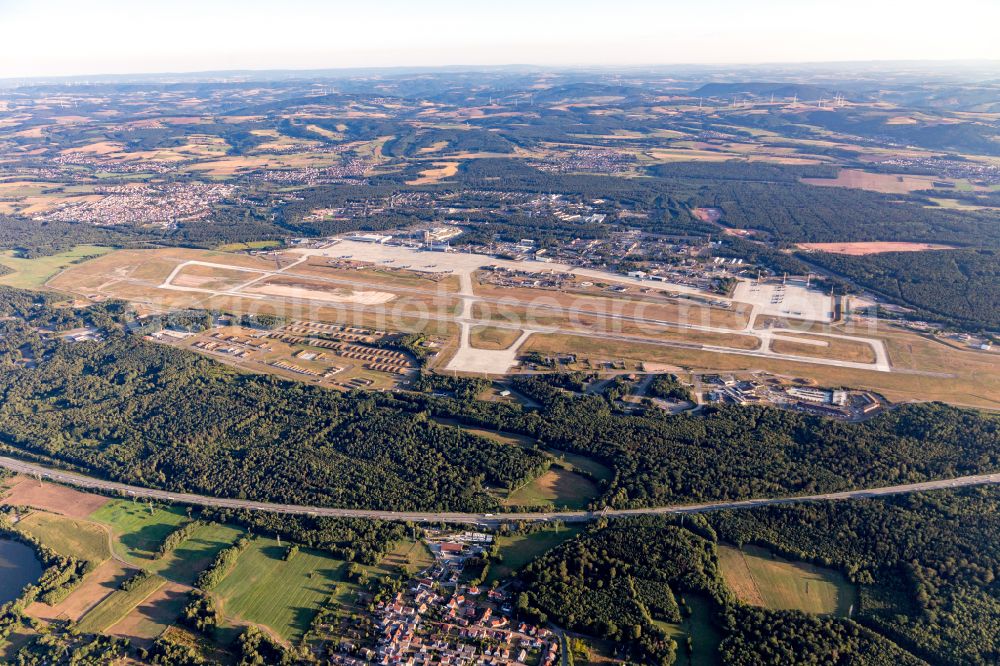 Ramstein from the bird's eye view: Runways with taxiways hangar