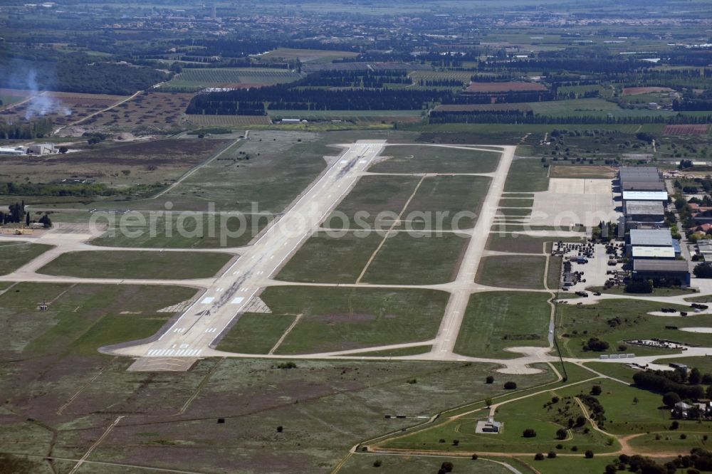 Aerial photograph Saint-Gilles - Runway with hangar taxiways and terminals on the grounds of the airport Nimes Airport in Saint-Gilles in Languedoc-Roussillon Midi-Pyrenees, France