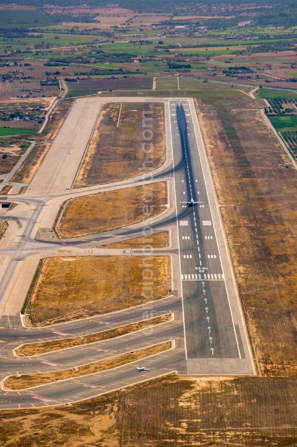 Aerial photograph Palma - Runway with hangar taxiways and terminals on the grounds of the airport Sant Joan in the district Llevant de Palma District in Palma in Balearic island of Mallorca, Spain