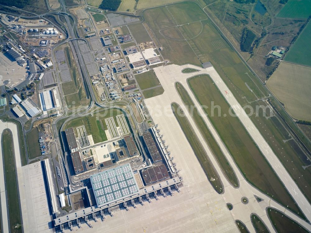 Schönefeld from the bird's eye view: Runway with hangar taxiways and terminals on the grounds of the new airport in Schoenefeld in the state Brandenburg