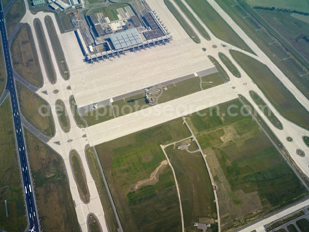 Aerial photograph Schönefeld - Runway with hangar taxiways and terminals on the grounds of the new airport in Schoenefeld in the state Brandenburg