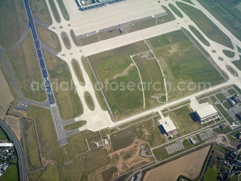 Schönefeld from above - Runway with hangar taxiways and terminals on the grounds of the new airport in Schoenefeld in the state Brandenburg