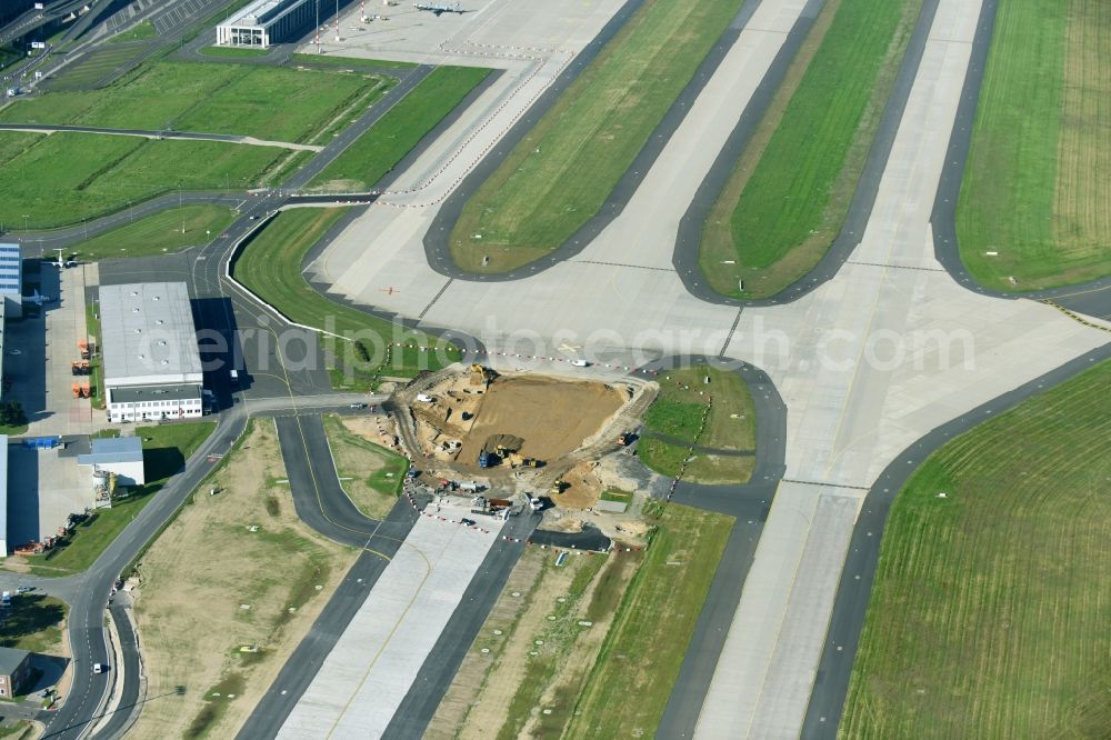 Aerial photograph Schönefeld - Runway with hangar taxiways and terminals on the grounds of the airport in Schoenefeld in the state Brandenburg, Germany