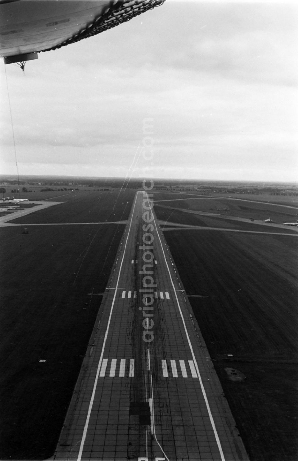 Schönefeld from the bird's eye view: Runway with hangar taxiways and terminals on the grounds of the airport in Schoenefeld in the state Brandenburg, Germany