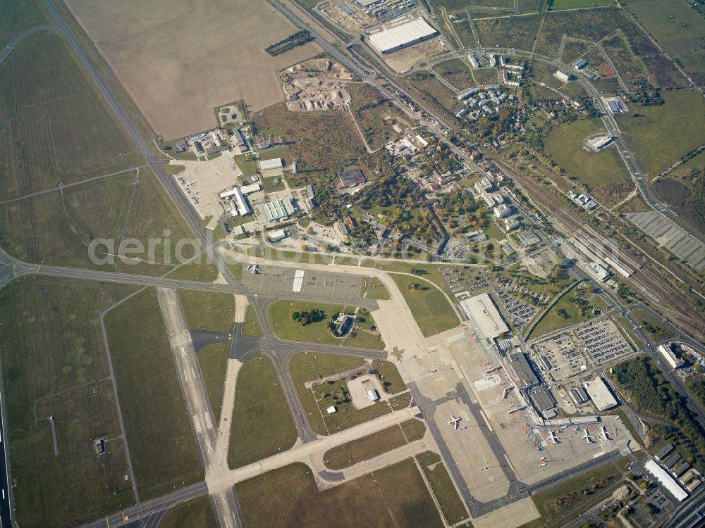 Aerial photograph Schönefeld - Runway with hangar taxiways and terminals on the grounds of the airport in Schoenefeld in the state of Brandenburg