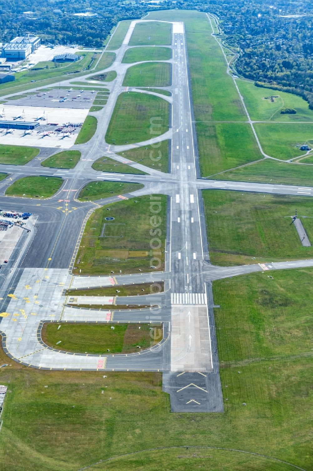 Aerial photograph Hamburg - Runway Southwest with taxiways on the area of a??a??the airport in the district Fuhlsbuettel in Hamburg, Germany