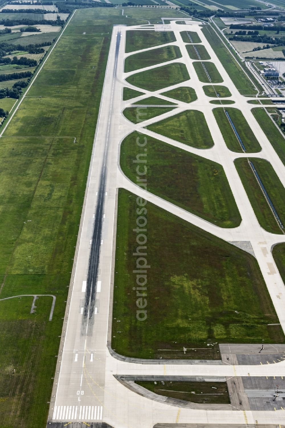 Aerial photograph München - Runway with hangar taxiways and terminals on the grounds of the airport Start and Landebahn in Munich in the state Bavaria, Germany