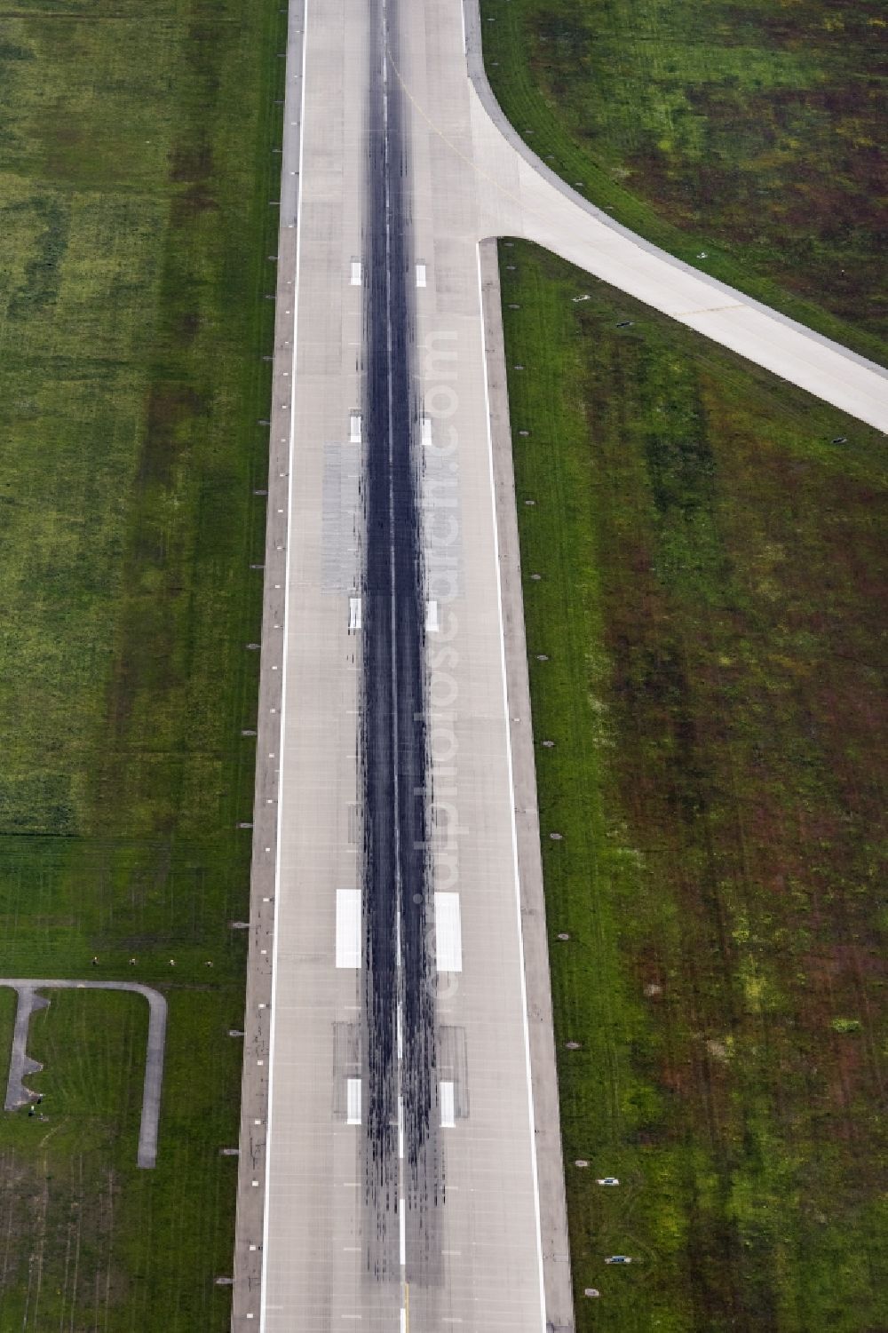 München from above - Runway with hangar taxiways and terminals on the grounds of the airport Start and Landebahn in Munich in the state Bavaria, Germany