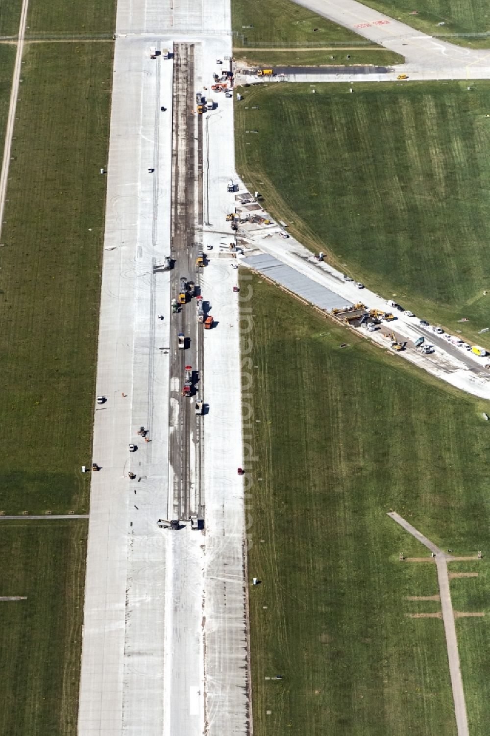 Aerial photograph Stuttgart - Runway with hangar taxiways and terminals on the grounds of the airport in Stuttgart in the state Baden-Wuerttemberg, Germany