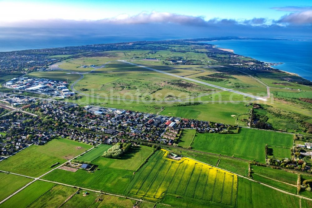 Sylt from the bird's eye view: Runway with hangar taxiways and terminals on the grounds of the airport Westerland at the island Sylt in the state Schleswig-Holstein, Germany