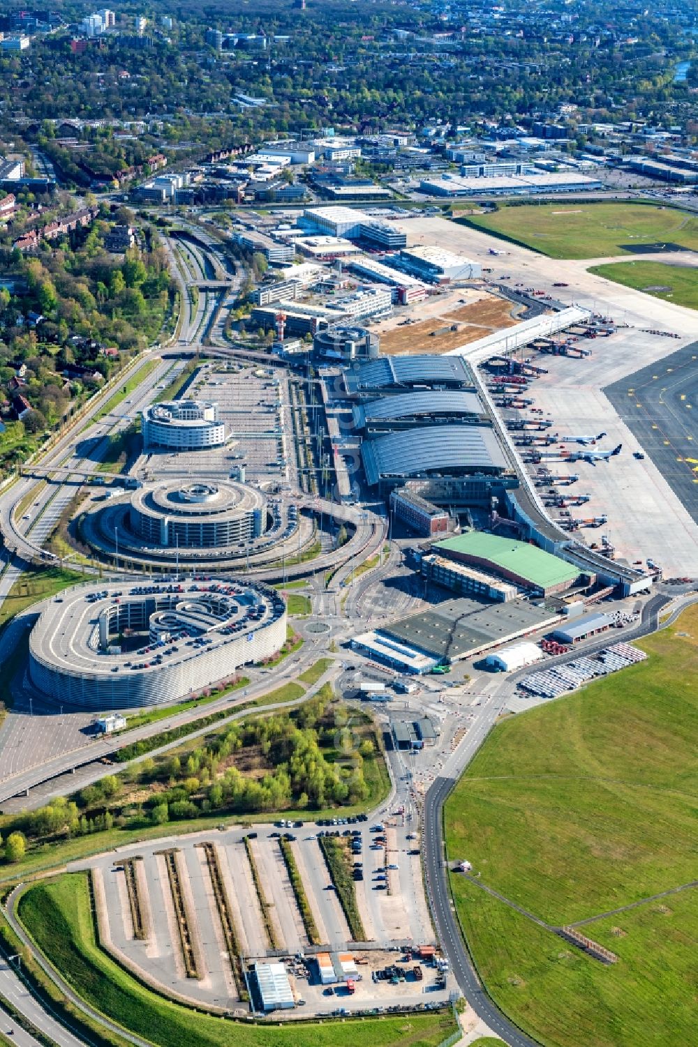 Aerial photograph Hamburg - Airport grounds with check-in buildings and terminals in the Fuhlsbuettel district in Hamburg