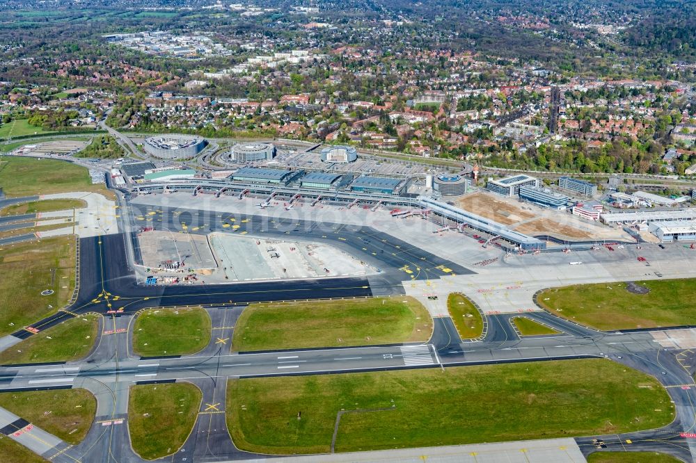 Hamburg from the bird's eye view: Airport area with terminals, runways and taxiways in the Fuhlsbuettel district in Hamburg, Germany