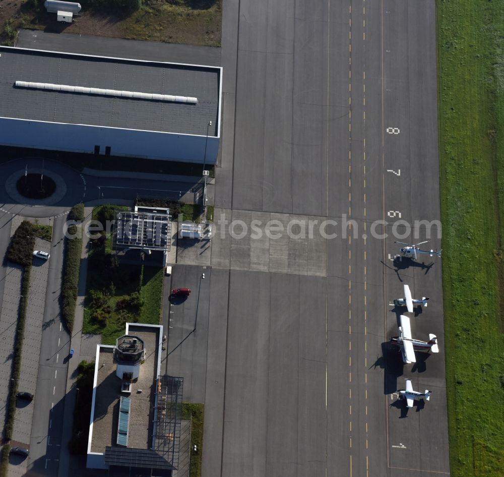 Aerial image Jahnsdorf Erzgebirge - Runway with hangar taxiways and terminals on the grounds of the airport of the Verkehrslandeplatz Chemnitz/ Jahnsdorf GmbH in Jahnsdorf Erzgebirge in the state Saxony