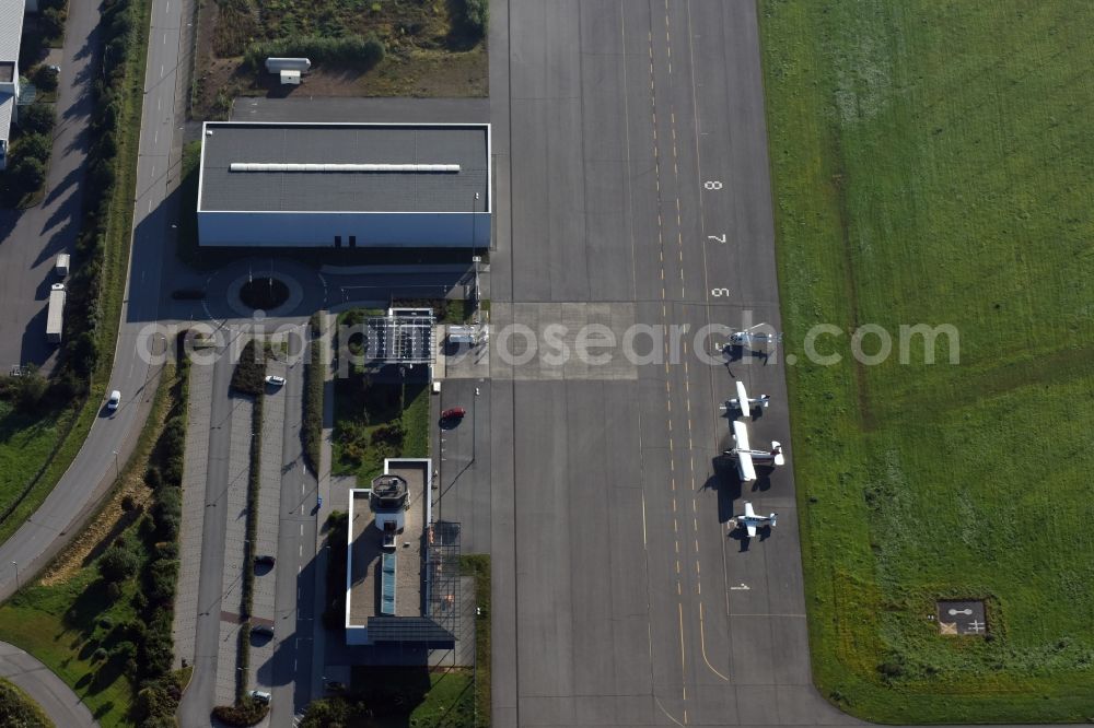 Aerial photograph Jahnsdorf Erzgebirge - Runway with hangar taxiways and terminals on the grounds of the airport of the Verkehrslandeplatz Chemnitz/ Jahnsdorf GmbH in Jahnsdorf Erzgebirge in the state Saxony