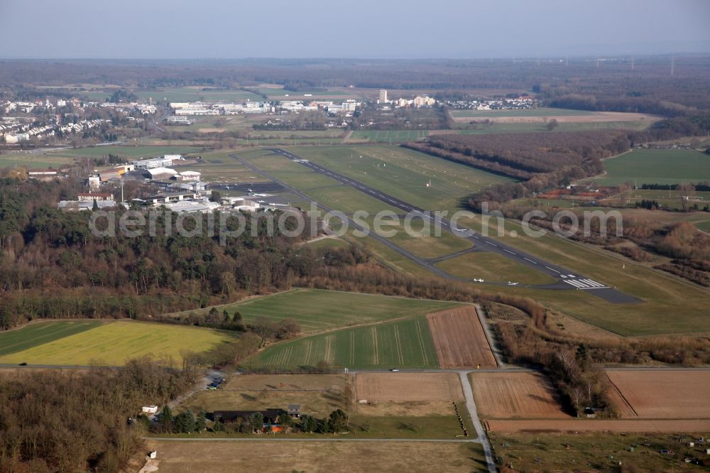 Aerial image Egelsbach - Runway with taxiways on the grounds of the airfield in Egelsbach in Hesse. He is classified as an airfield and has the ICAO code EDFE. egelsbach-airport.com