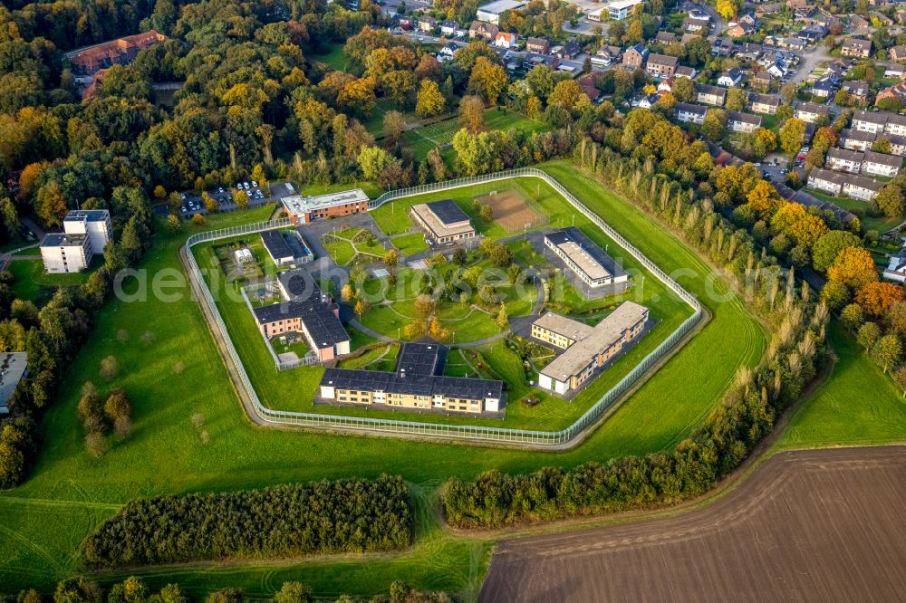 Aerial photograph Bedburg-Hau - Security fencing on the grounds of forensics - psychiatry LVR-Klinik in Bedburg-Hau in the state North Rhine-Westphalia, Germany