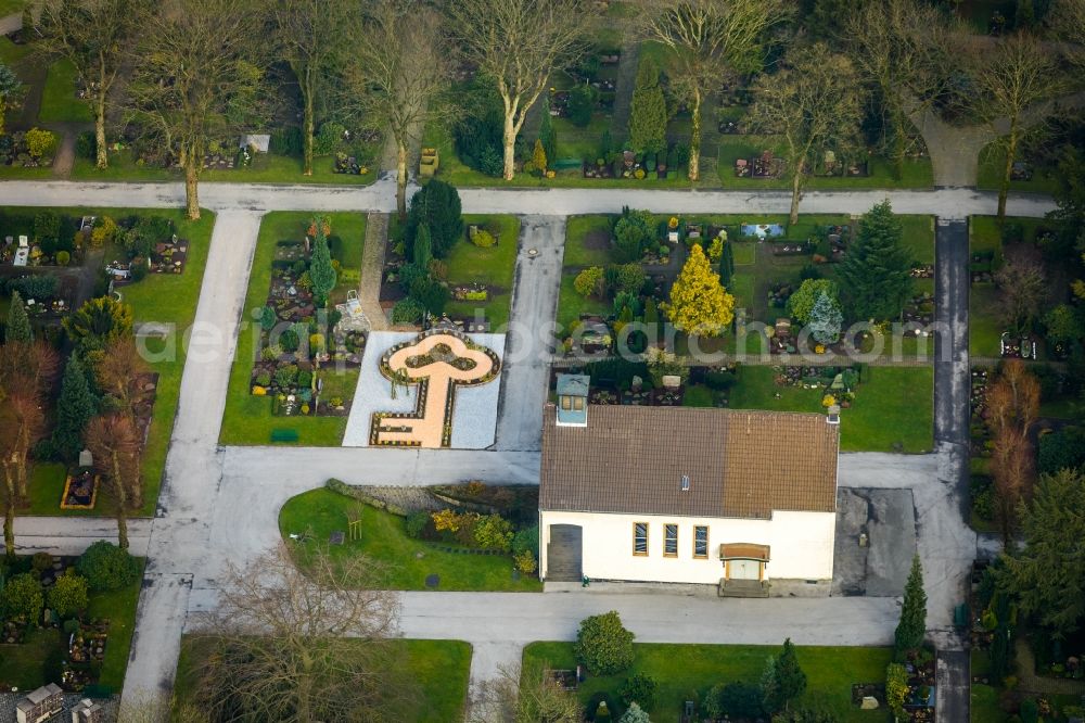 Velbert from the bird's eye view: Grave rows on the grounds of the cemetery of Ev. Friedhof and Friedhofsgaertnerei on Bahnhofstrasse in Velbert in the state North Rhine-Westphalia, Germany