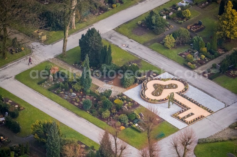 Aerial image Velbert - Grave rows on the grounds of the cemetery of Ev. Friedhof and Friedhofsgaertnerei on Bahnhofstrasse in Velbert in the state North Rhine-Westphalia, Germany