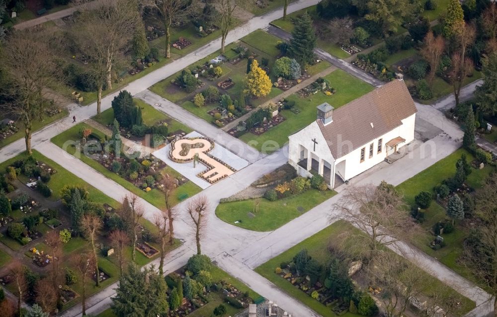 Aerial photograph Velbert - Grave rows on the grounds of the cemetery of Ev. Friedhof and Friedhofsgaertnerei on Bahnhofstrasse in Velbert in the state North Rhine-Westphalia, Germany