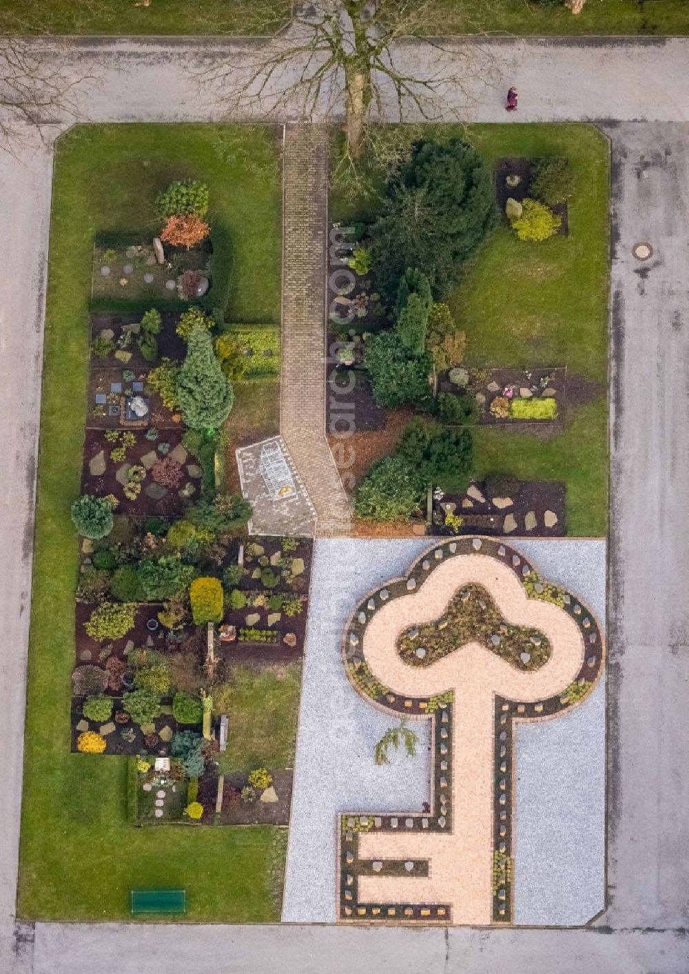 Velbert from above - Grave rows on the grounds of the cemetery of Ev. Friedhof and Friedhofsgaertnerei on Bahnhofstrasse in Velbert in the state North Rhine-Westphalia, Germany