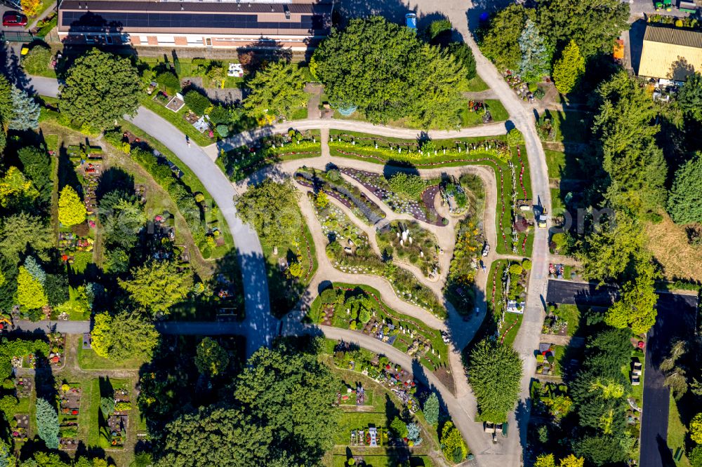 Velbert from above - Grave rows on the grounds of the cemetery of Ev. Friedhof and Friedhofsgaertnerei on Bahnhofstrasse in Velbert in the state North Rhine-Westphalia, Germany