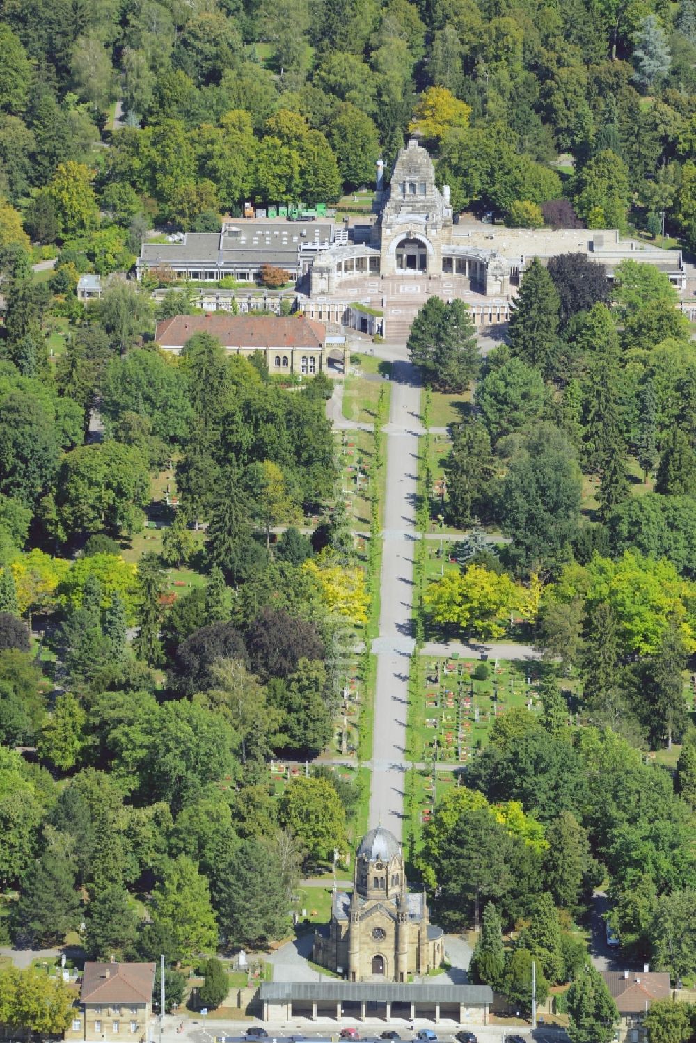 Stuttgart from the bird's eye view: Grounds of the cemetery Pragfriedhof in the North of downtown Stuttgart in the state of Baden-Wuerttemberg