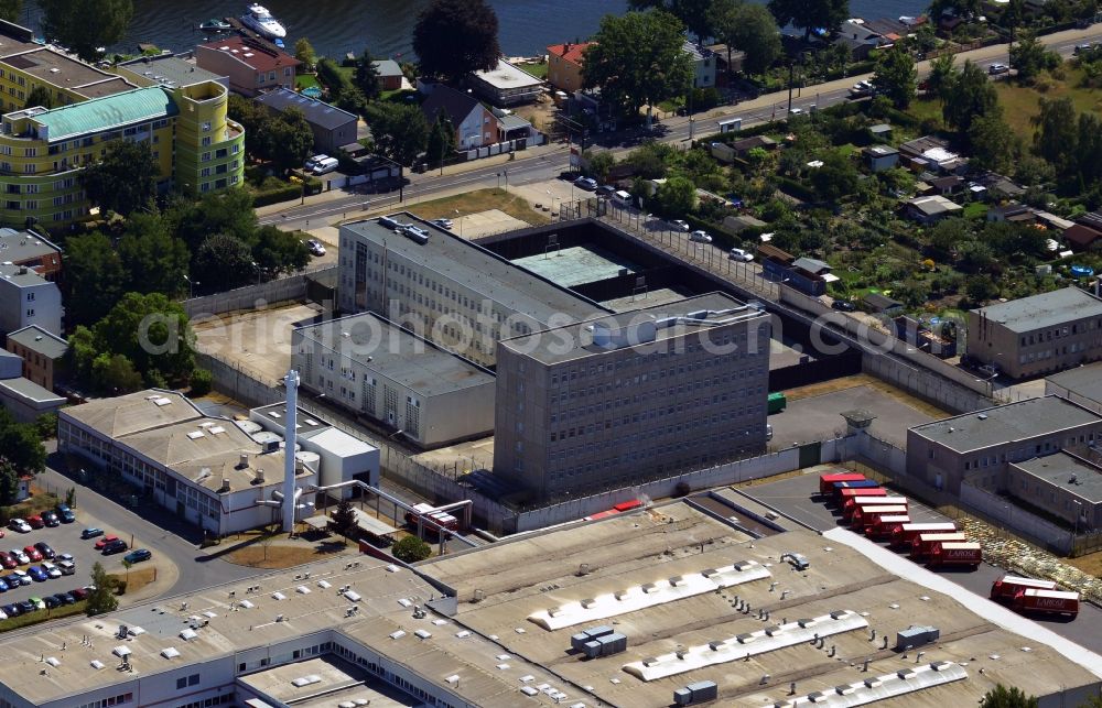 Aerial photograph Berlin - The prison grounds for deportation custody at the Grünauerstraße in the Köpenick area of Berlin