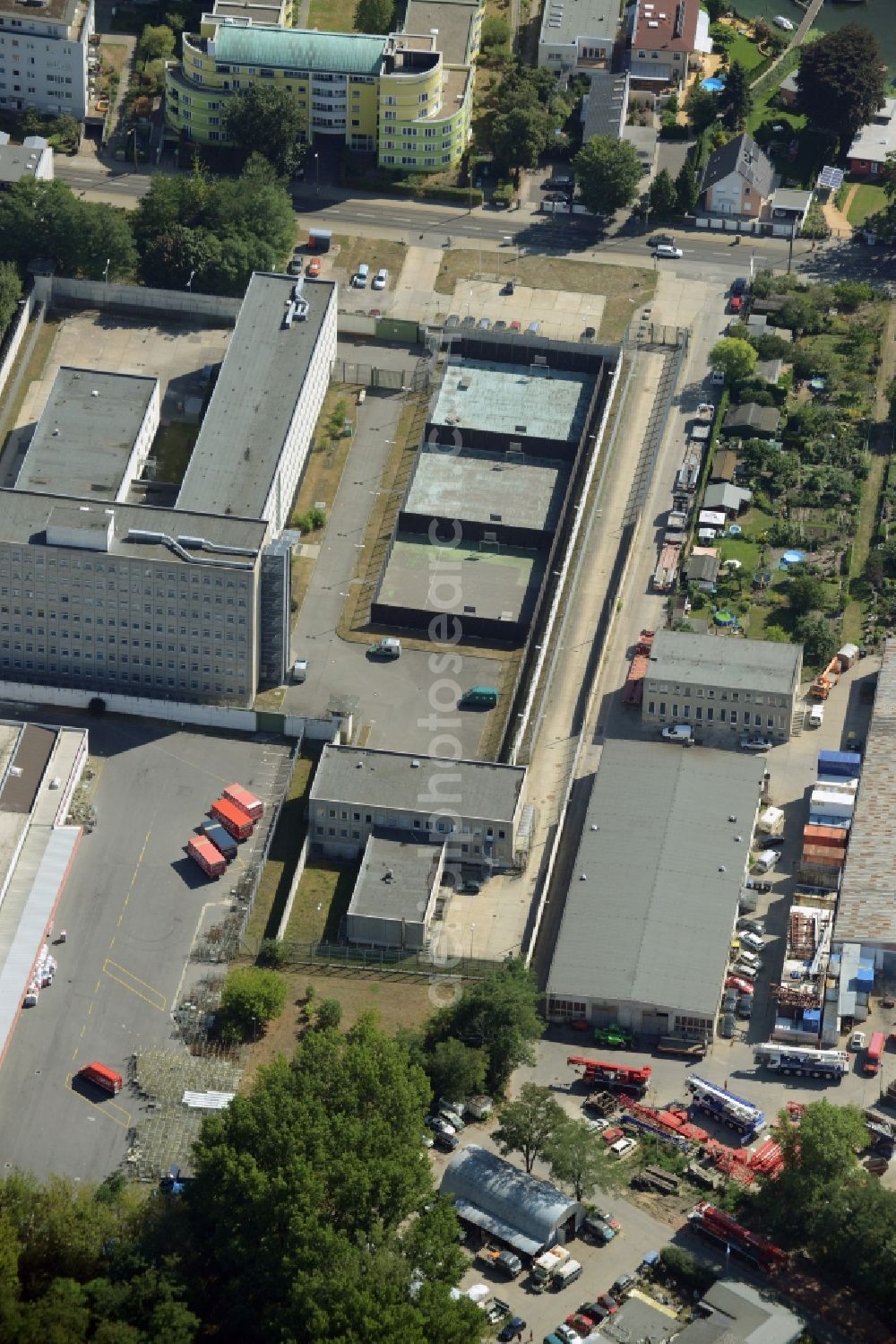 Aerial image Berlin - The prison grounds for deportation custody at the Gruenauerstrasse in the Koepenick area of Berlin