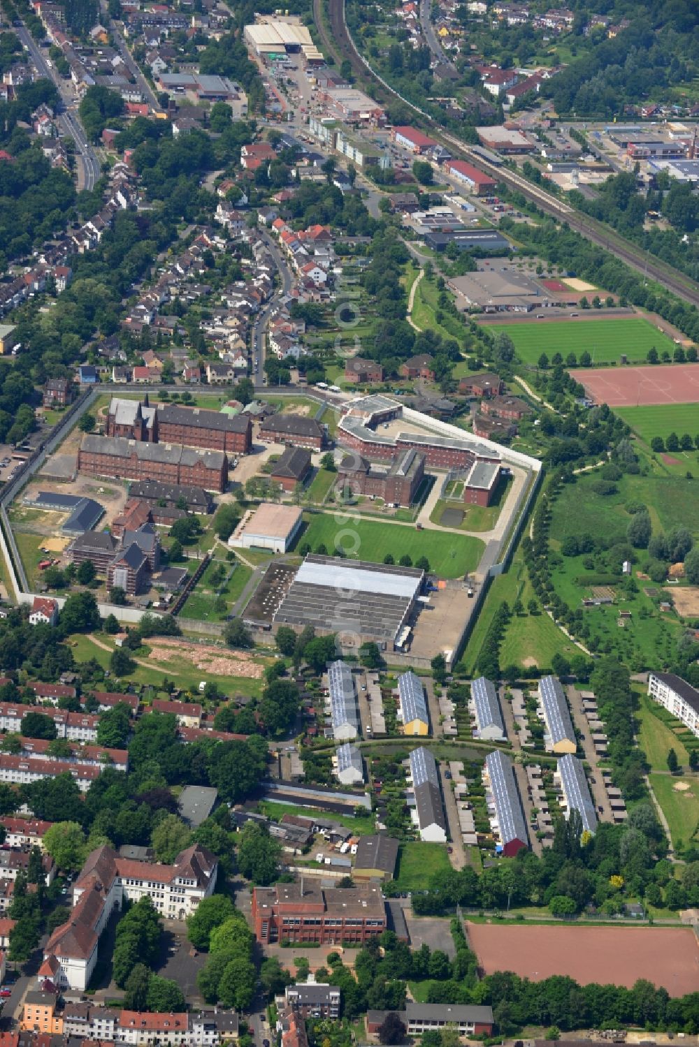 Bremen from above - Terrain and prison-building complex of the prison JVA Bremen