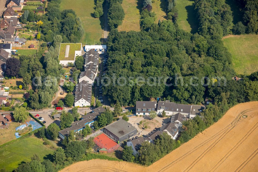 Aerial photograph Oberhausen - ground, administration and basis of the charitable organization Friedensdorf International with a gym at Rua Hiroshima - Pfeilstrasse in the district Brink in Oberhausen in the state North Rhine-Westphalia, Germany