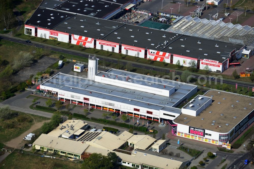 Aerial photograph Falkensee - Site of the industrial park to the hardware store and the furniture store Hellweg BOSS in Falkensee in Brandenburg