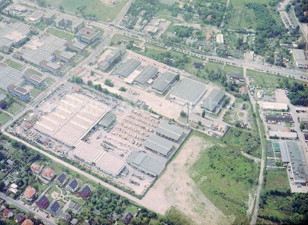 Aerial image Berlin - Hellersdorf - Gelände des Gewerbegebietes Mahlsdorf an der B1 in Berlin - Hellersdorf.