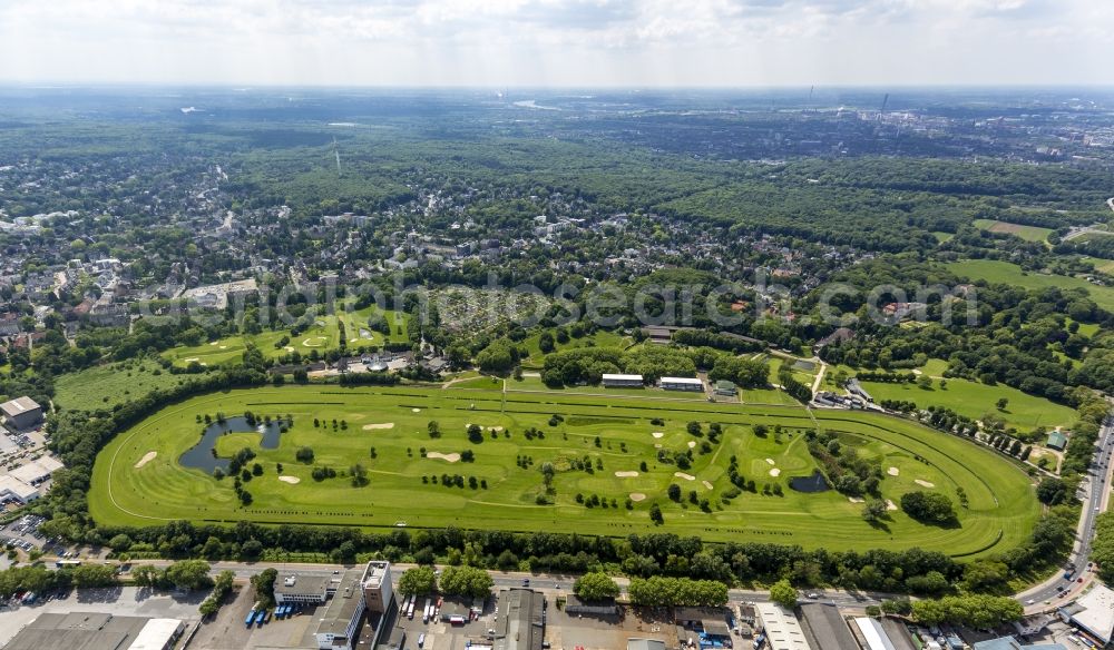 Mülheim an der Ruhr from above - Grounds of the Golf Club within the racecourse Raffelberg at the Akazienallee in Muelheim an der Ruhr in North Rhine-Westphalia