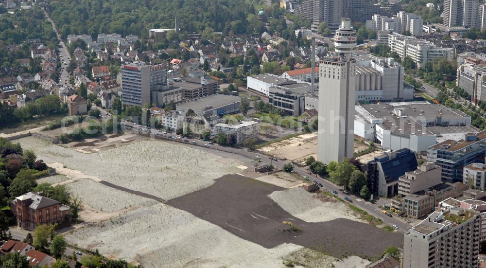 Aerial photograph Frankfurt am Main - Blick auf das Gelände der ehemaligen Henninger Brauerei im Frankfurter Stadtteil Sachsenhausen. Das Gelände soll in den kommenden Jahren mit Büros und Wohnungen bebaut werden, die Zukunft des seit Jahren leerstehenden Frankfurter Wahrzeichens Henninger Turms (rechts) ist noch ungeklärt. Rechts hinten die Binding-Brauerei sowie mittig der Hauptsitz des Süßwarenherstellers Ferrero. View of the site of the former Henninger brewery in the Sachsenhausen district of Frankfurt. The area will be built with offices and apartments, the future of the landmark of Frankfurt, the Henninger Tower (right), is still unclear. Right in the background the Binding Brewery and in the center the headquarters of the confectionery manufacturer Ferrero.