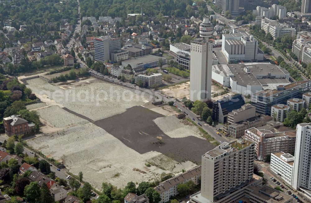 Aerial image Frankfurt am Main - Blick auf das Gelände der ehemaligen Henninger Brauerei im Frankfurter Stadtteil Sachsenhausen. Das Gelände soll in den kommenden Jahren mit Büros und Wohnungen bebaut werden, die Zukunft des seit Jahren leerstehenden Frankfurter Wahrzeichens Henninger Turms (rechts) ist noch ungeklärt. Rechts hinten die Binding-Brauerei sowie mittig der Hauptsitz des Süßwarenherstellers Ferrero. View of the site of the former Henninger brewery in the Sachsenhausen district of Frankfurt. The area will be built with offices and apartments, the future of the landmark of Frankfurt, the Henninger Tower (right), is still unclear. Right in the background the Binding Brewery and in the center the headquarters of the confectionery manufacturer Ferrero.