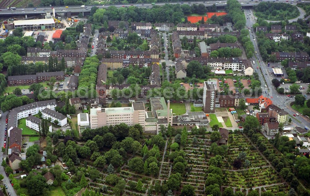 Duisburg from the bird's eye view: Grounds of the Heart Center and Hospital Kaiser Wilhelm hospital in Duisburg in North Rhine-Westphalia