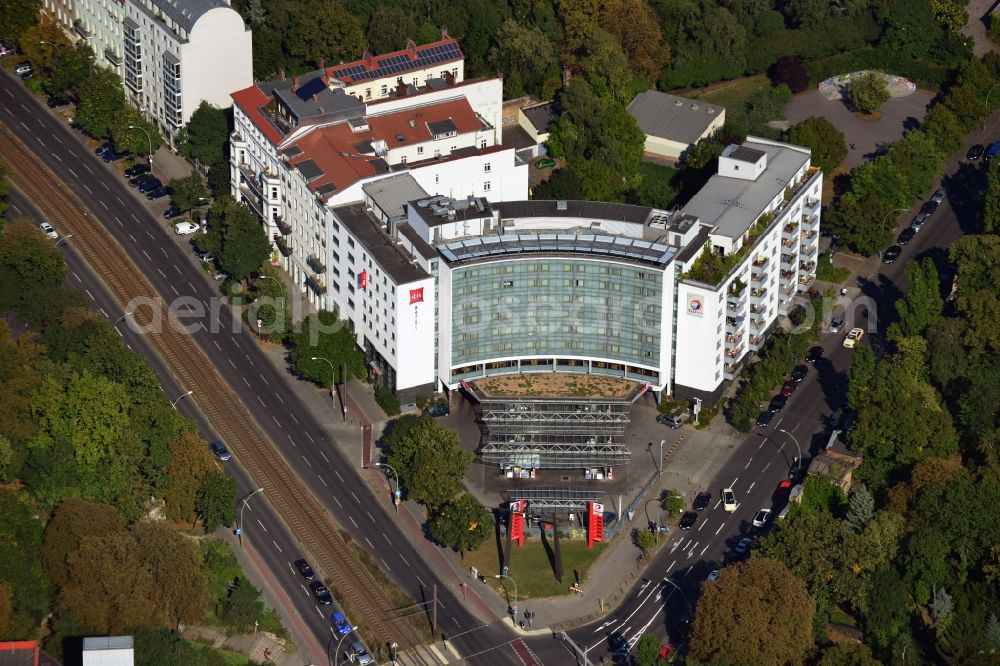 Berlin Mitte from the bird's eye view: Area of the Ibis hotel and a gas station of the TOTAL Germany GmbH at Prenzlauer Allee in the district Mitte in Berlin