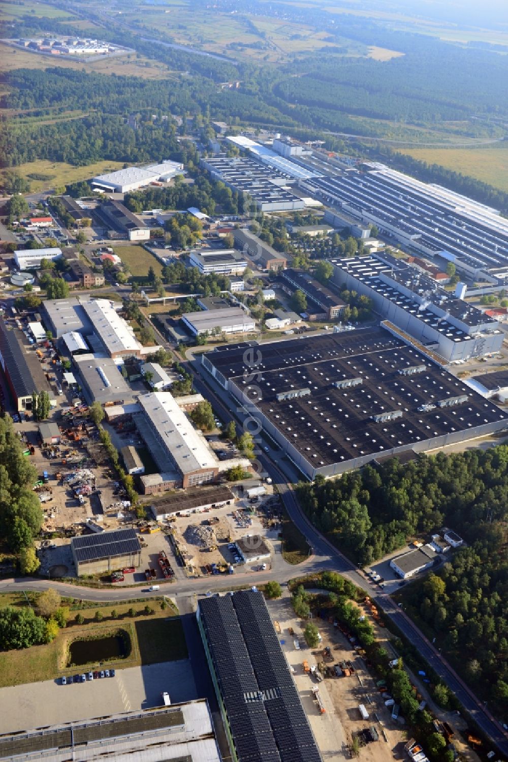 Aerial photograph Ludwigsfelde - View at the site of the industrial park Am Birkengrund in Ludwigsfelde in the federal state of Brandenburg. Among other the company MTU, Mercedes-Benz Ludwigsfelde GmbH and Thyssen-Krupp are settled here. Operators for the industrial park east are the GESA society of development and renovation of abandoned sites mbH and for the industrial park west the IPG Infrastructure and Project Development Company