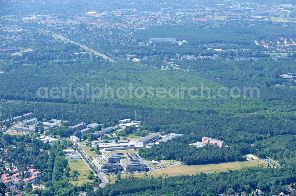 Berlin from the bird's eye view: Blick auf das Gelände des Innovationspark Wuhlheide auf dem ehemaligen Gelände des Ministeriums für Wissenschaft und Technik der DDR. Seit seiner Gründung im Jahr 1990 als erstes Technologie- und Gründerzentrum der neuen Bundesländer hat sich der IWP in Berlin zu einem wichtigen Gewerbe-Campus des Bezirks Treptow-Köpenick entwickelt.Betreiber ist die IMG mbH Innovationspark Wuhlheide Managementgesellschaft. The site of innovation Wuhlheide on the former site of the Ministry of Science and Technology of the GDR.