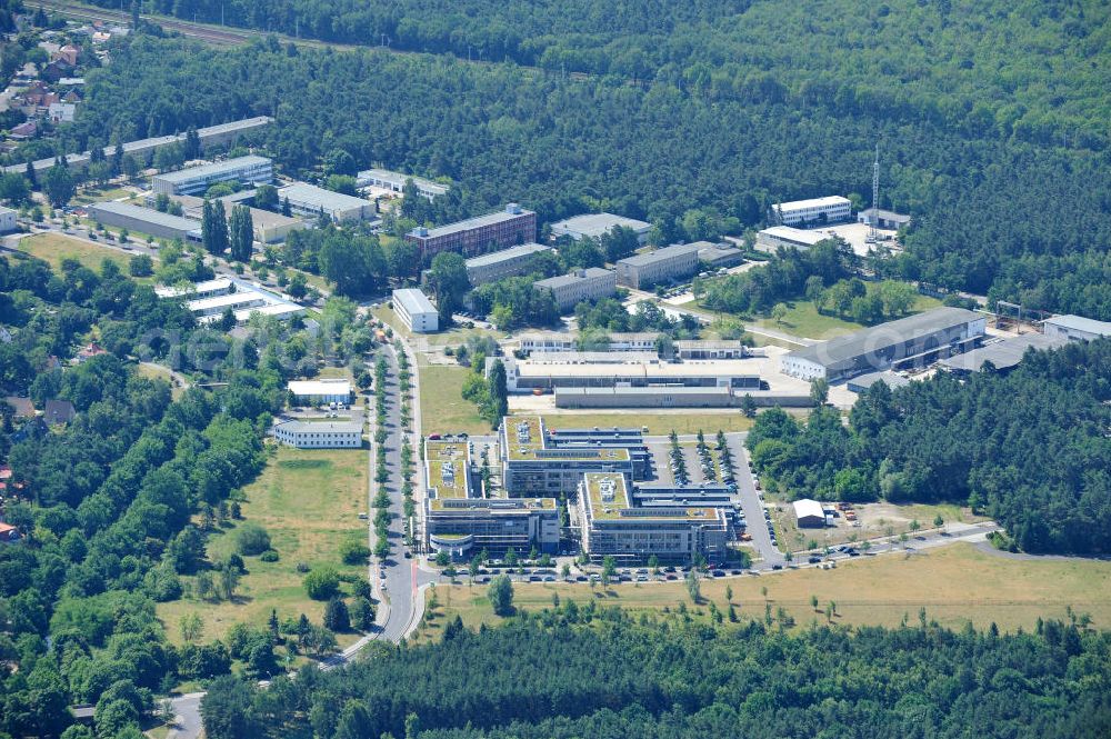 Berlin from the bird's eye view: Blick auf das Gelände des Innovationspark Wuhlheide auf dem ehemaligen Gelände des Ministeriums für Wissenschaft und Technik der DDR. Seit seiner Gründung im Jahr 1990 als erstes Technologie- und Gründerzentrum der neuen Bundesländer hat sich der IWP in Berlin zu einem wichtigen Gewerbe-Campus des Bezirks Treptow-Köpenick entwickelt.Betreiber ist die IMG mbH Innovationspark Wuhlheide Managementgesellschaft. The site of innovation Wuhlheide on the former site of the Ministry of Science and Technology of the GDR.